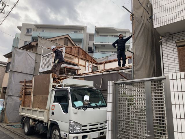 神奈川県川崎市幸区東小倉の木造2階建て家屋解体工事中の様子です。